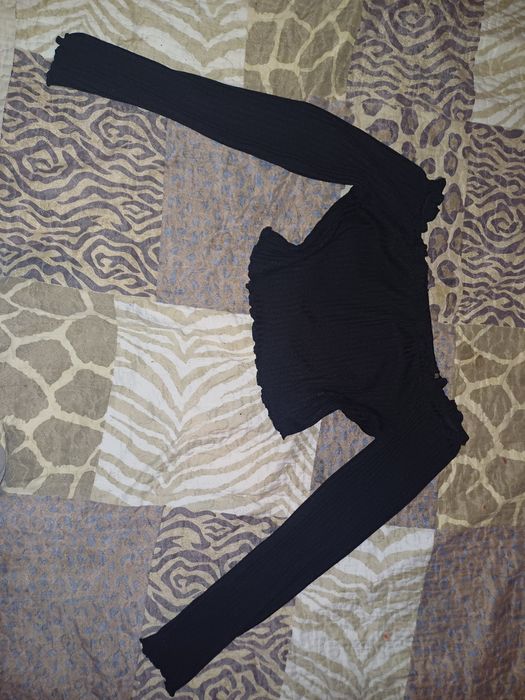 Bluza crop top cu umerii goi