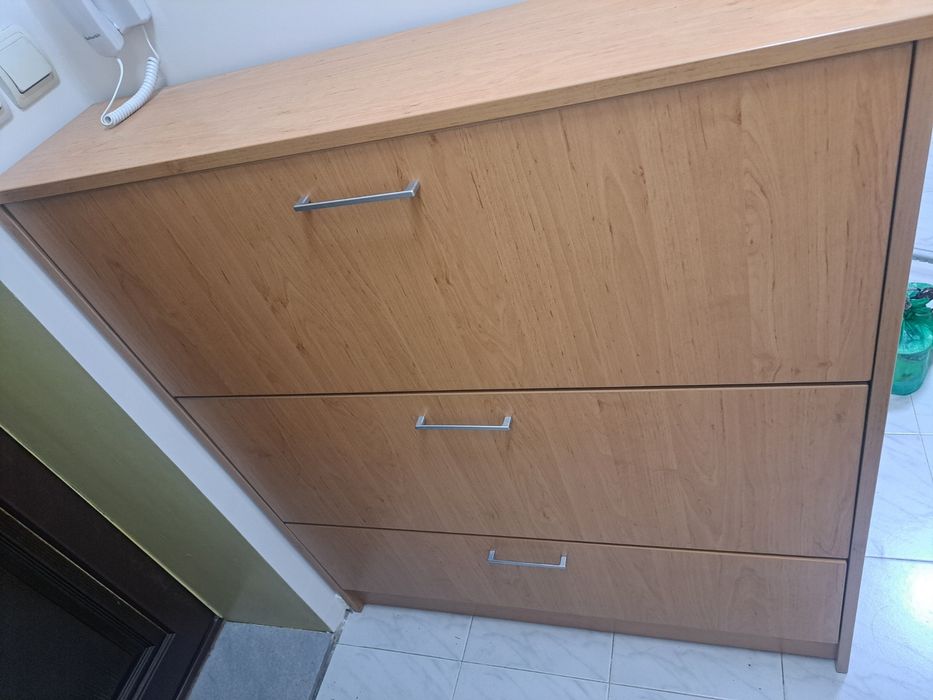 Продавам шкаф за обувки