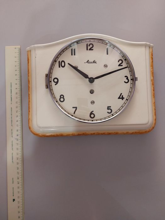 Порцеланов часовник Mauthe