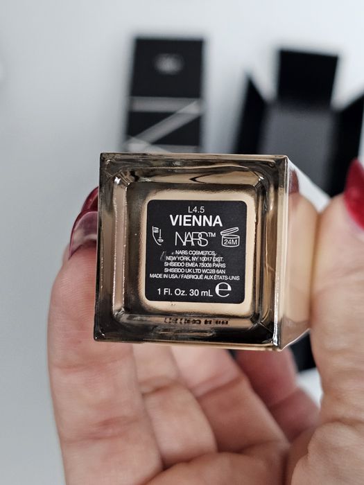 Фондьотен NARS Cosmetics цвят Vienna