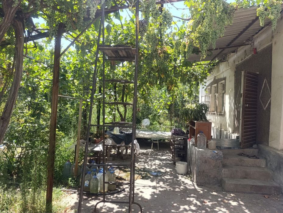 Продаётся под слом угловой,квадратный участок 8 соток. Тойтепа