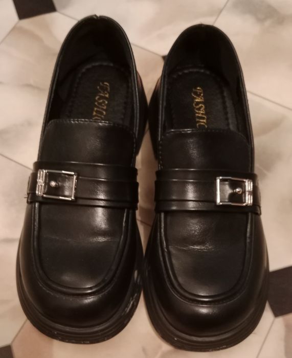 Продам лоферы ..