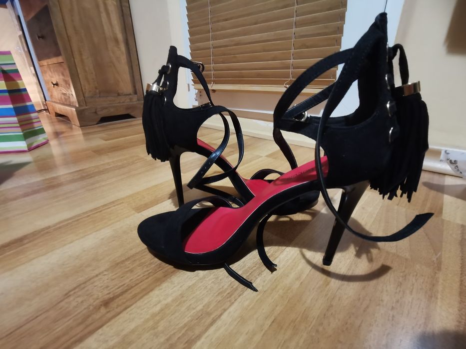 Черни сандали на висок ток