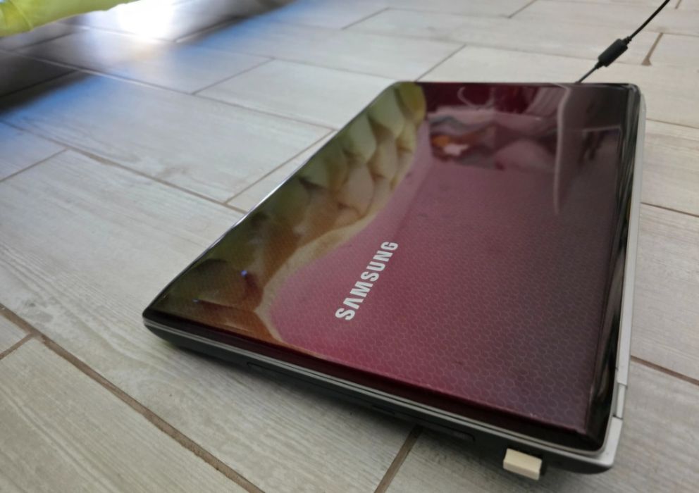 Laptop Samsung R730  diagonala mare 17 inch (44 cm)