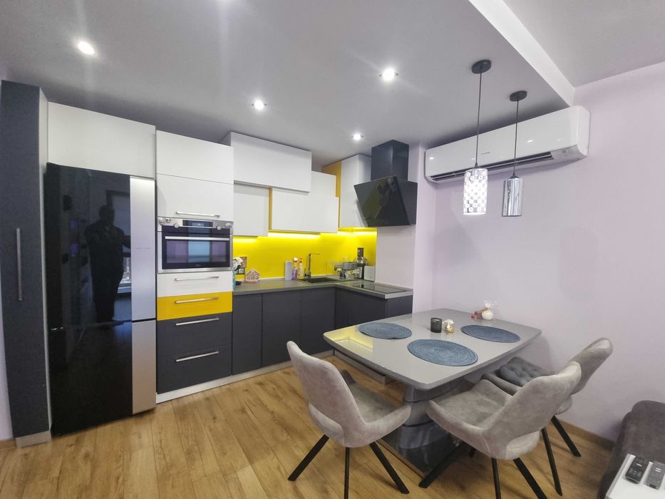 Продава се Тристаен апартамент в Благоевград, Широк център - 90 кв.м за 1700 €/кв.м - Снимка #1