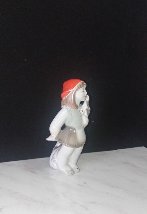 Фарфоровая статуэтка "Красная шапочка". [Полонное]