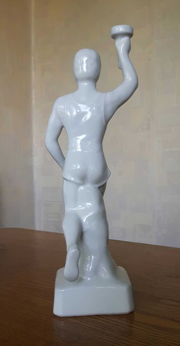 Статуэтка факелоносец