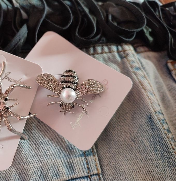 Брошка пчеличка с камъни и перла