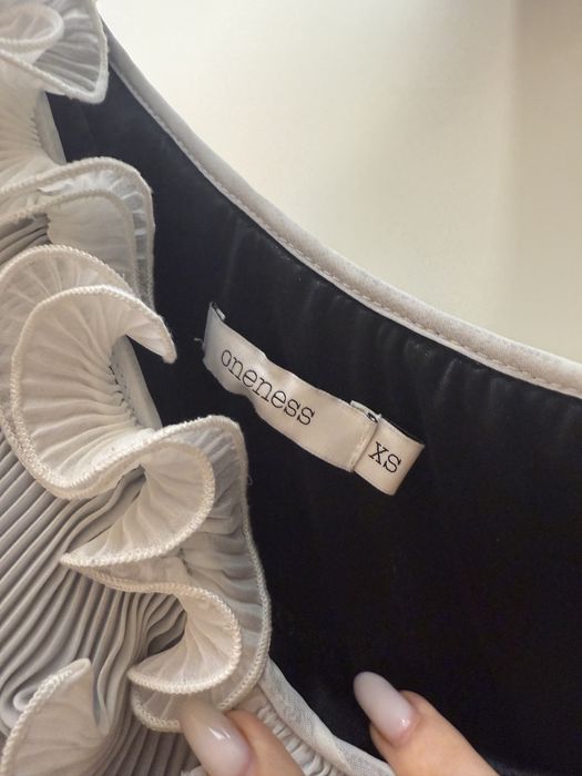 Плисирана къса рокля с едно рамо