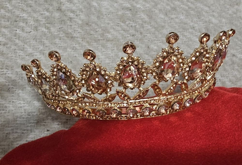 Корона с камъни за глава