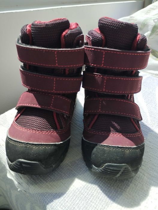Детски обувки Adidas подходящи за есен и зима.