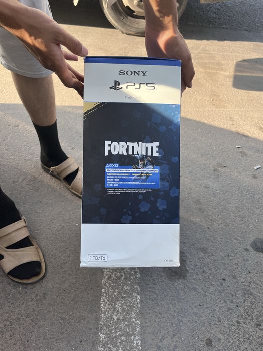 Продам пс5 slim 1тб НОВЫЙ!