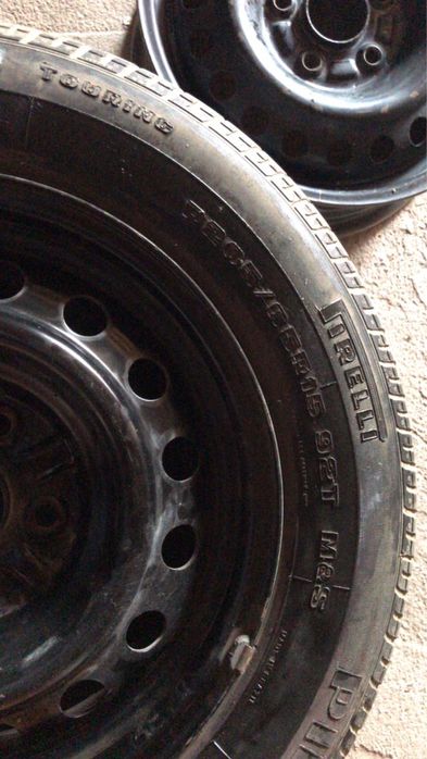 Продам диски с шинами Pirelli R16