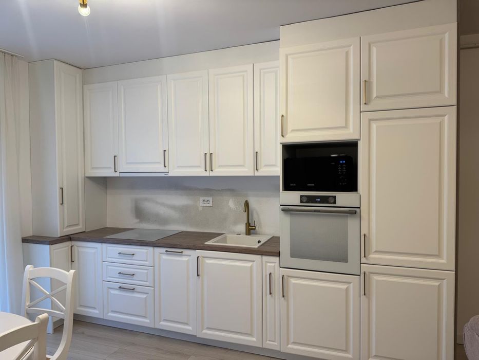 Apartament modern de inchiriat 2 camere, living cu bucatarie si dormitor, 58mp, curte, incalzire pardoseala, AC, dressing