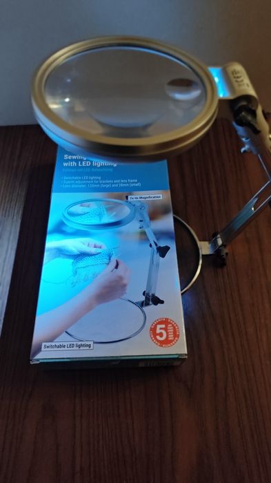 Настолна лупа с лампа