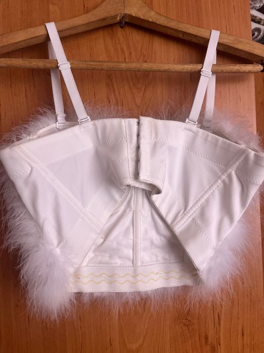 Бяло бюстие с Пух