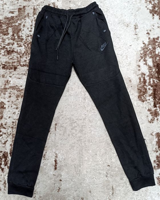 Vând pantalon nou de bărbați Nike