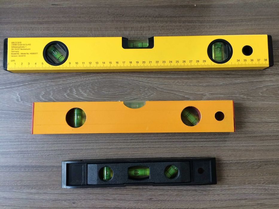 Шпатули 2 броя от неръждаема стомана + нивели различни дължини