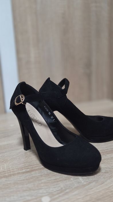 Туфли черные и белые босоножки