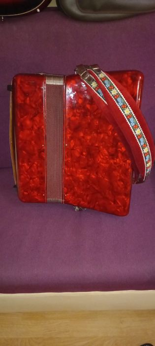 Vând acordeon Hsimghai (Parrot), cu 96 de basi