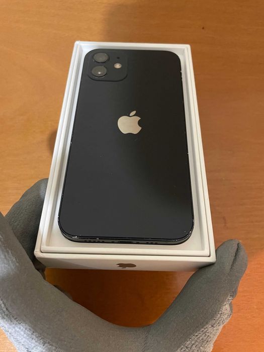 Продавам черен iPhone 12 128gb