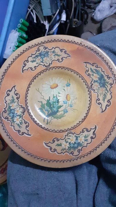 Farfurii decorative pictate pe lemn in ulei
