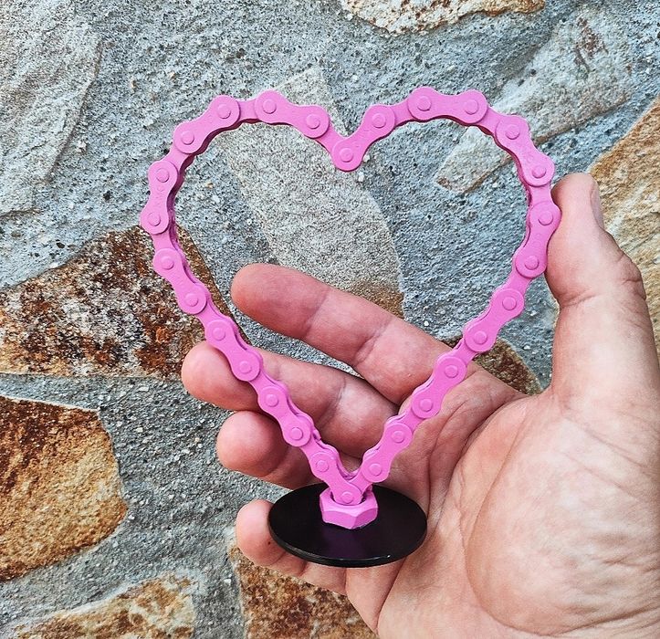 Сърце от рециклирани метални части, различни видове сти