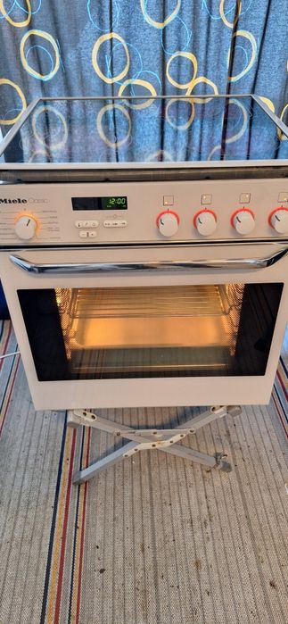 Фурна за вграждане с керамични котлони Miele