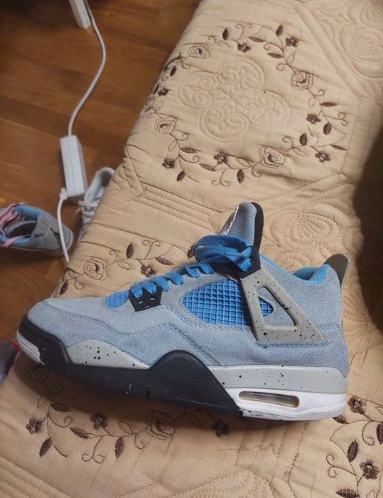 Jordan 4 retro university blue