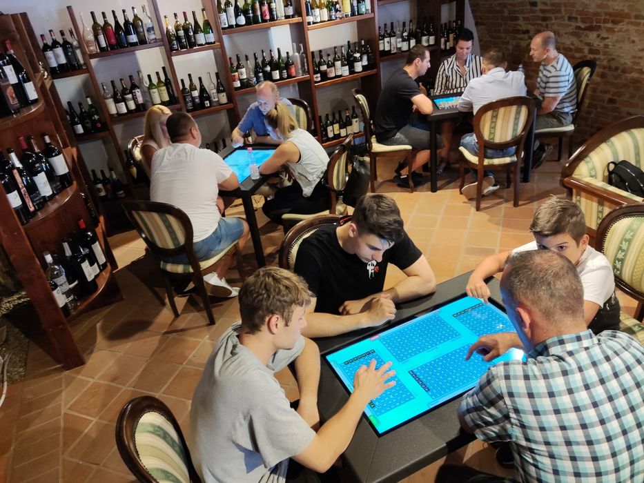 Tabletă încorporat într-o masă cu jocuri de societate pt HOTELURI