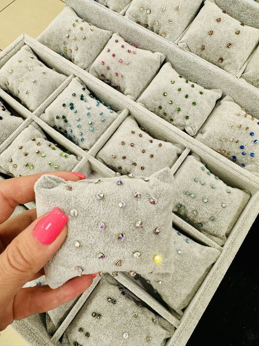 Гривнички на корда с камъчета Сваровски