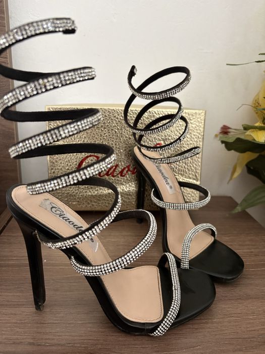 Елегантни дамски сандали на ток с камъчета – нови
