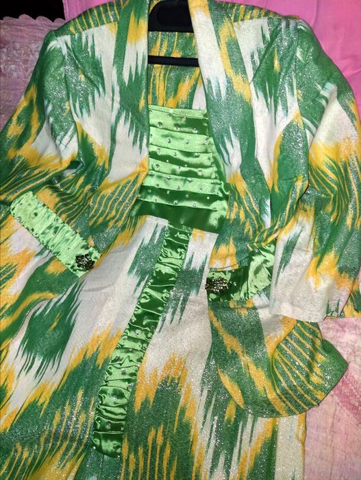 Это комплект одежды, вероятно, состоящий из жакета и платья, выполненн