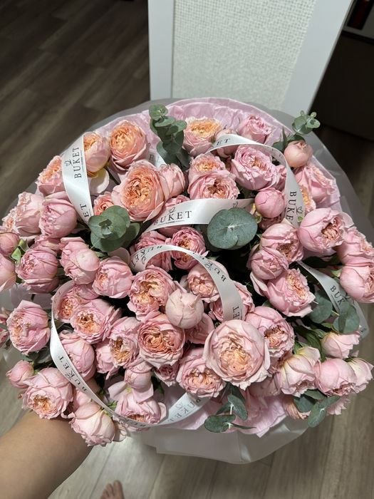 Шикарный букет пионовидных роз