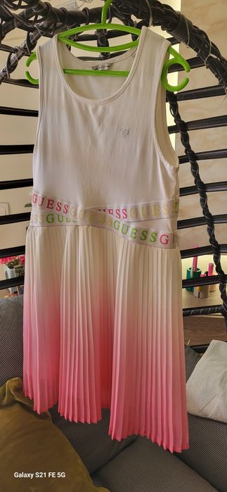 Оригинална красива рокля на Guess