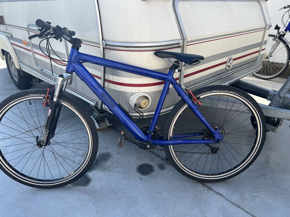 Bicicleta cu cadru de aluminiu