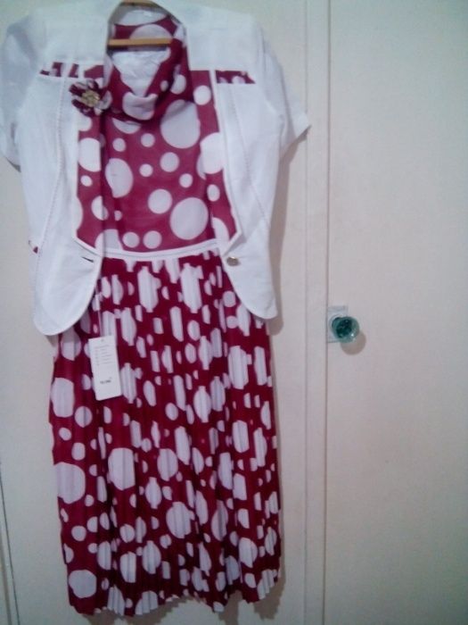 продается костюм..платье и пиджак и другие костюмы