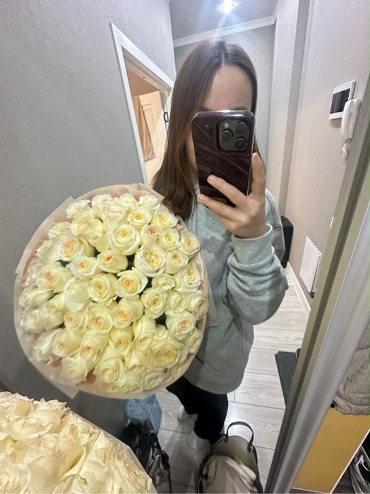 белые розы, вчера полученные