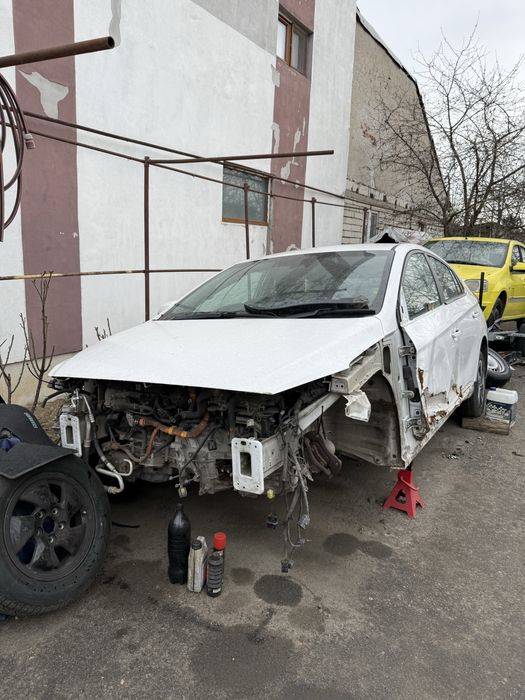 Farurii Hyundai ioniq masina este intreaga