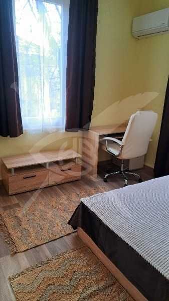 Дава се под наем етаж от къща в Център!  11690581