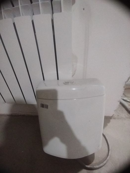 Продам  бачок  для  унитаза
