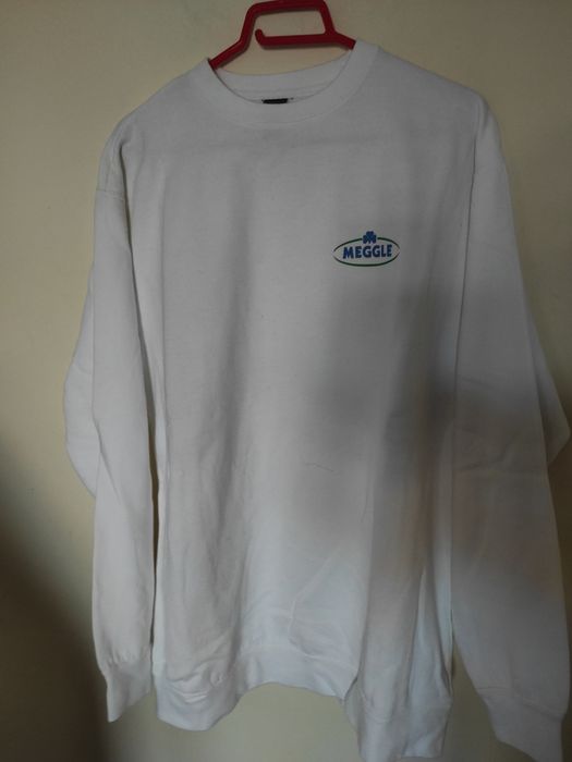 Pulovere, jersee, mărimi diferite, modele diferite, culori diferite.