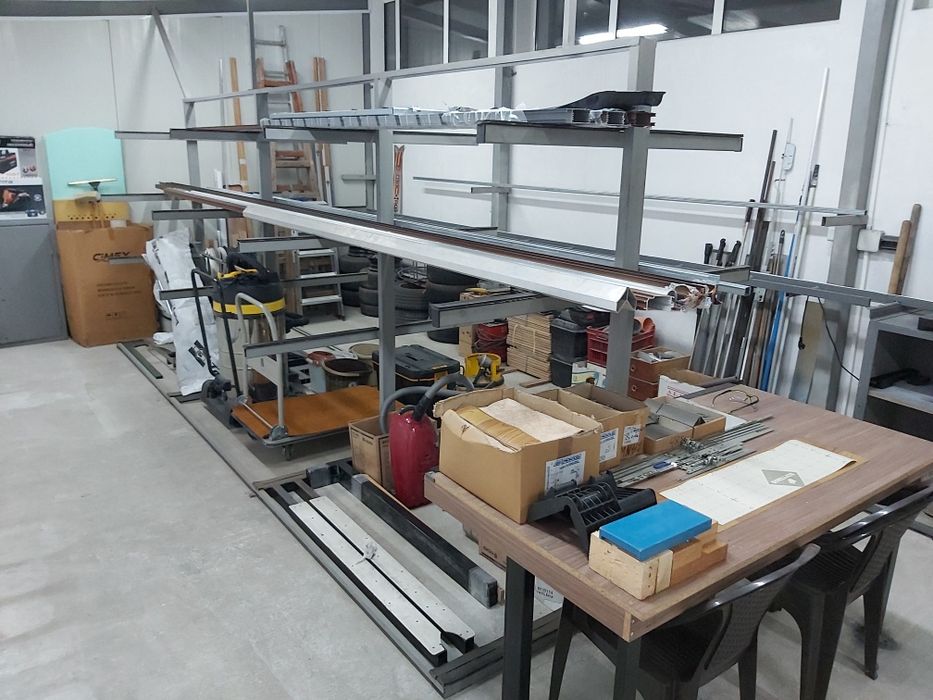 Пирамида с бюро и четири пластмасови стола за съхранение на профили