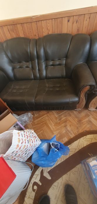 Canapea fixă și fotoliu .