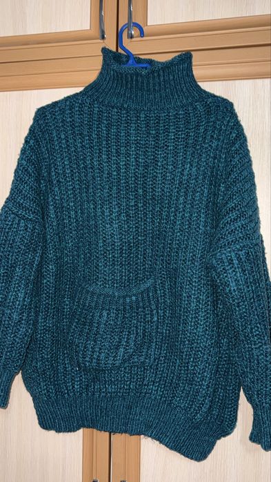 Зеленый вязанный свитер