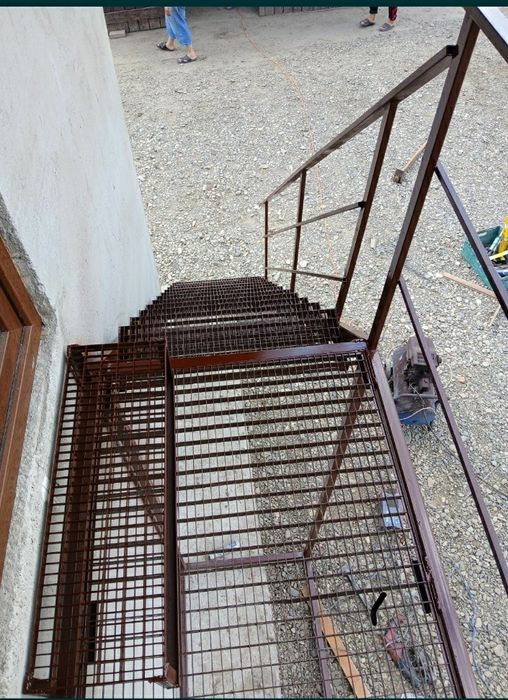 Vând Scarii zincate la cela mai buna 3