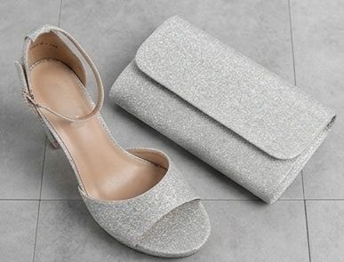 Комплект сребърни обувки на висок ток и чанта