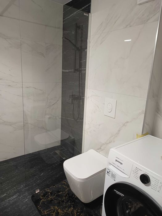 Studio de închiriat, bloc nou, parcare privată