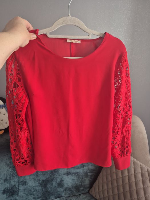 Bluza cu dantela pe mâneci