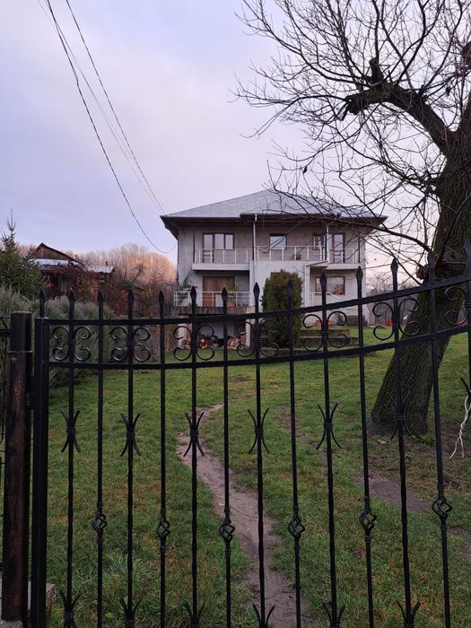 Casă spațioasă la vânzare – 4000 mp teren, 400 mp construiți.